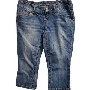 AMERICAN Eagle Women's Light Distressed Low Rise Capri Jeans